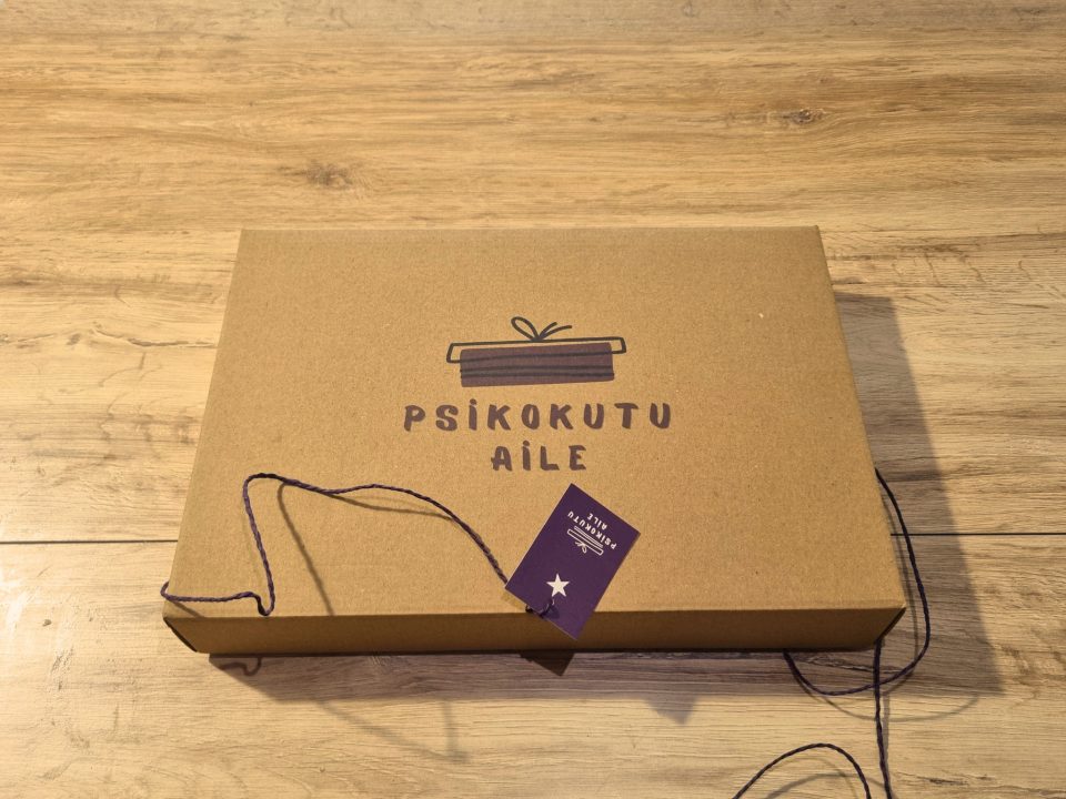 PsikoKutu Aile kutusu, kurdelesiyle birlikte üstten görünüm