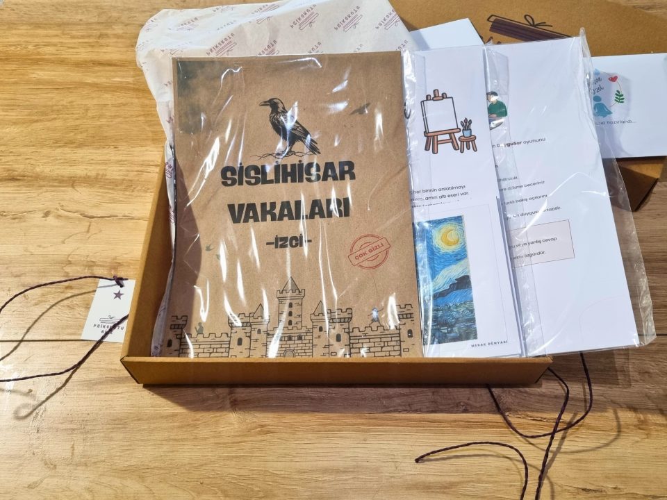 Resmin Arkasındaki Hikaye etkinliği ve Sislihisar Vakaları kitabı bir arada